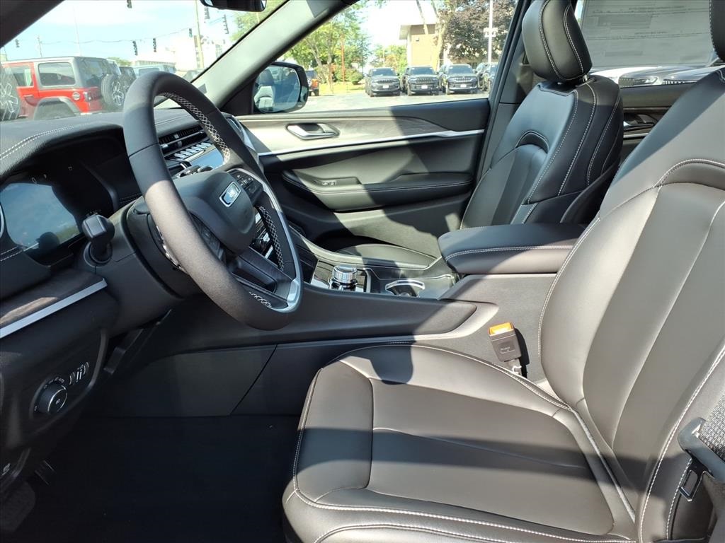 2025 Jeep Grand Cherokee Limited photo 2