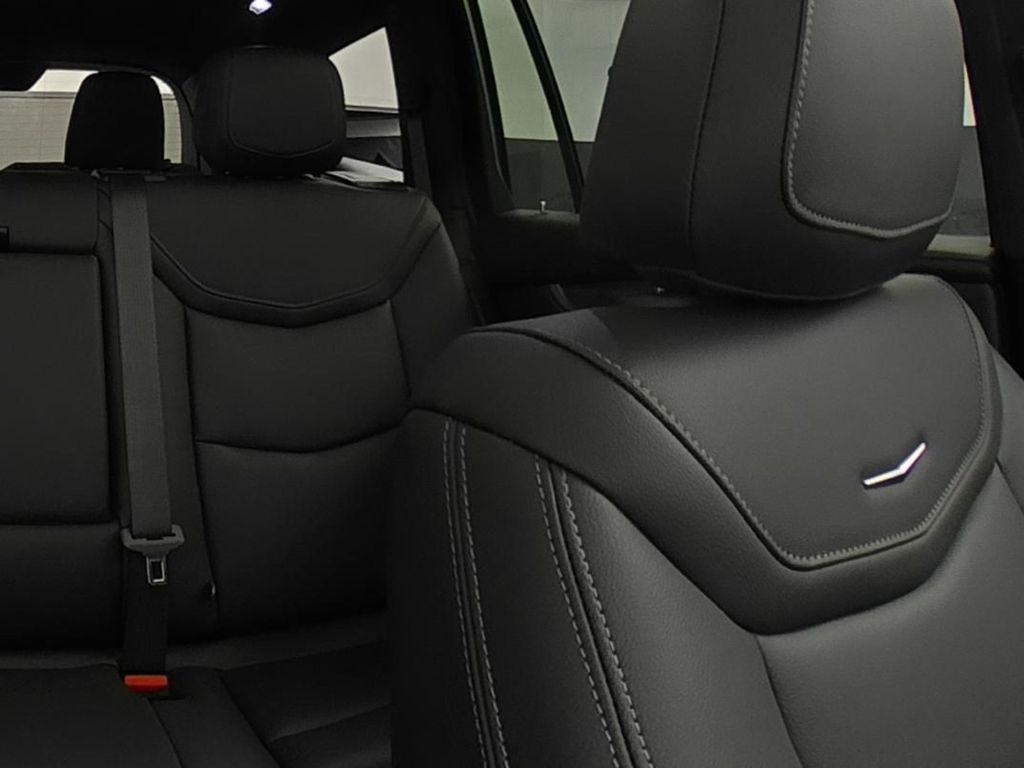 2025 Cadillac XT6 Luxury photo 13