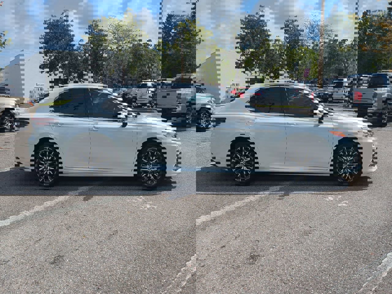 2023 Toyota Camry Hybrid XLE photo 3
