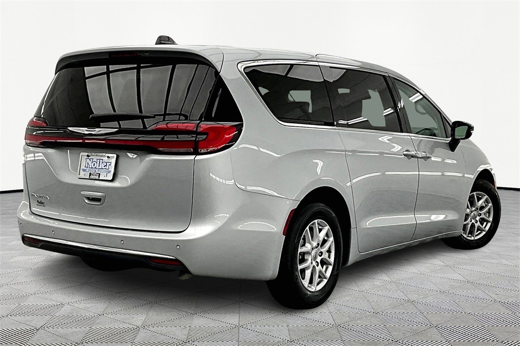 Used 2024 Chrysler Pacifica Touring L with VIN 2C4RC1BG4RR129621 for sale in Kansas City