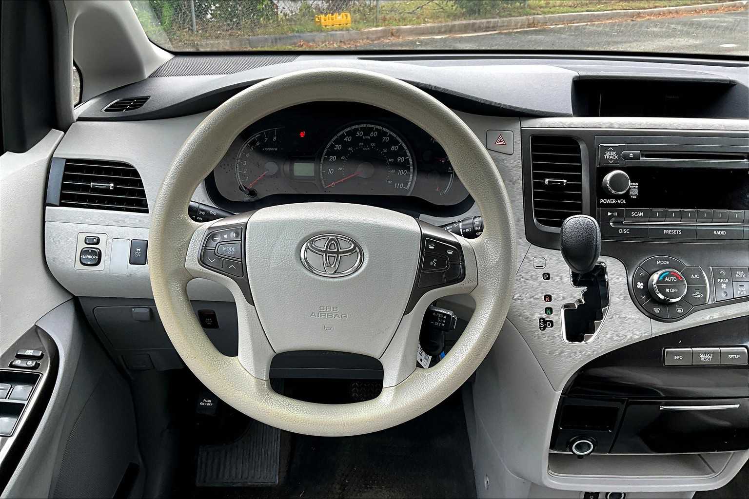 2014 Toyota Sienna LE photo 5