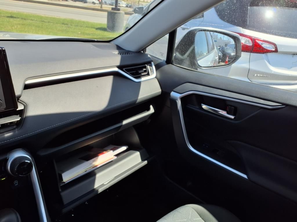 2022 Toyota RAV4 XLE photo 22