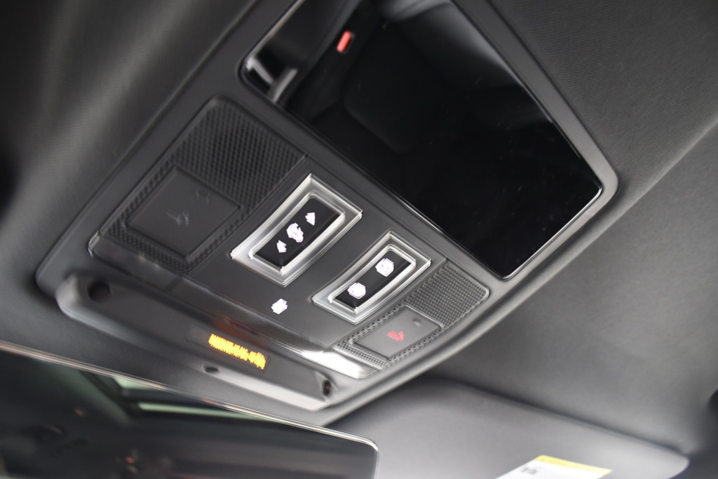 2025 Land Rover Defender 130 X-Dynamic SE photo 31