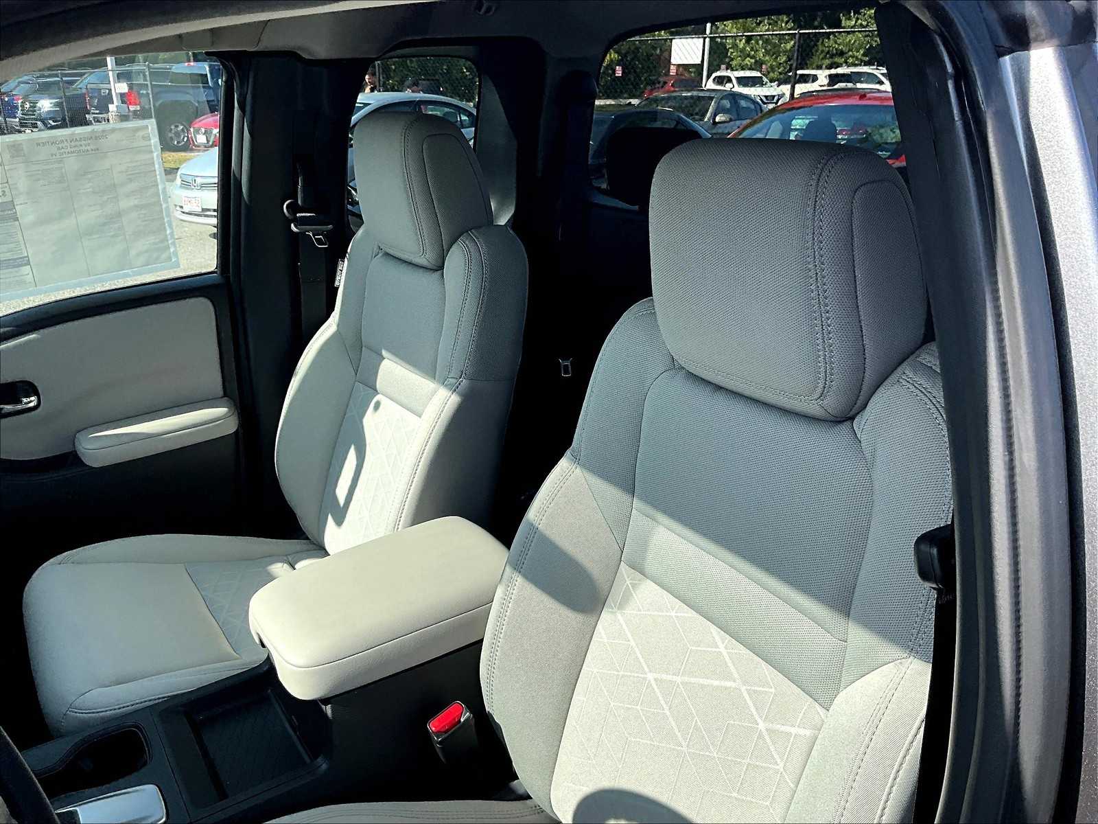 2025 Nissan Frontier SV photo 8