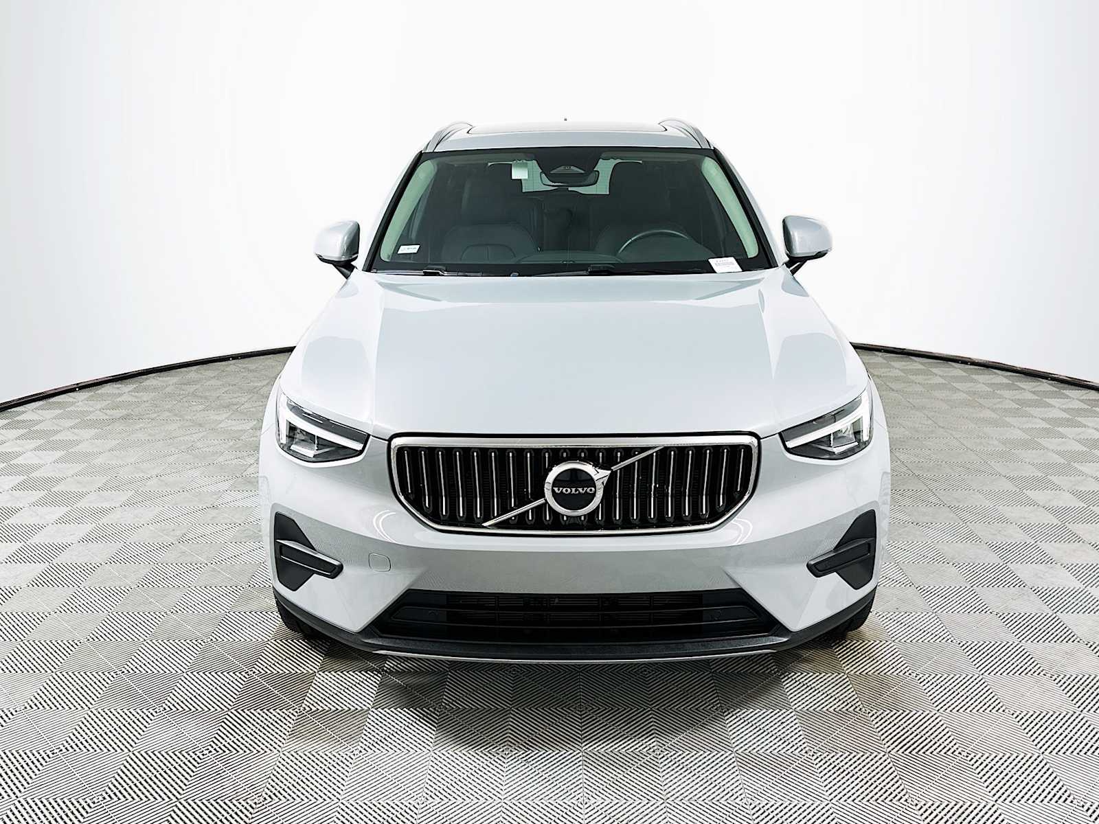 2025 Volvo XC40 AWD Core photo 2