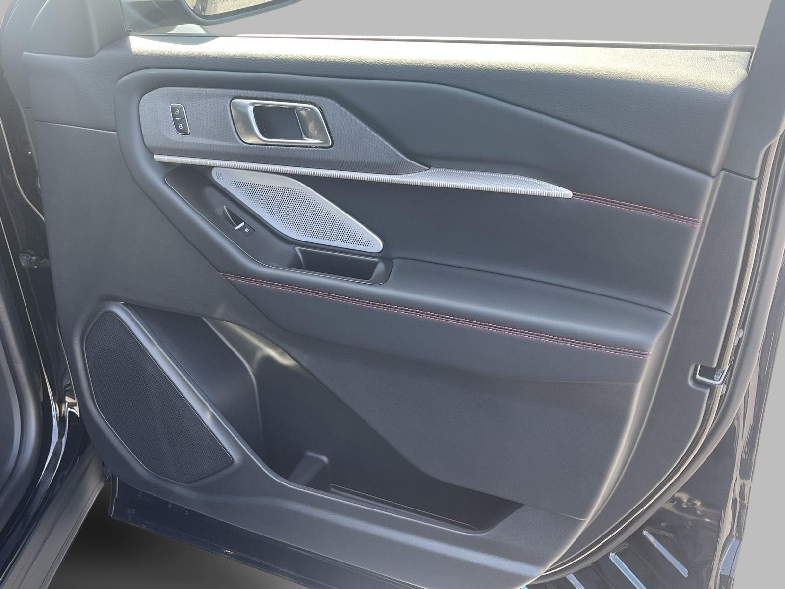 2025 Ford Explorer ST photo 13