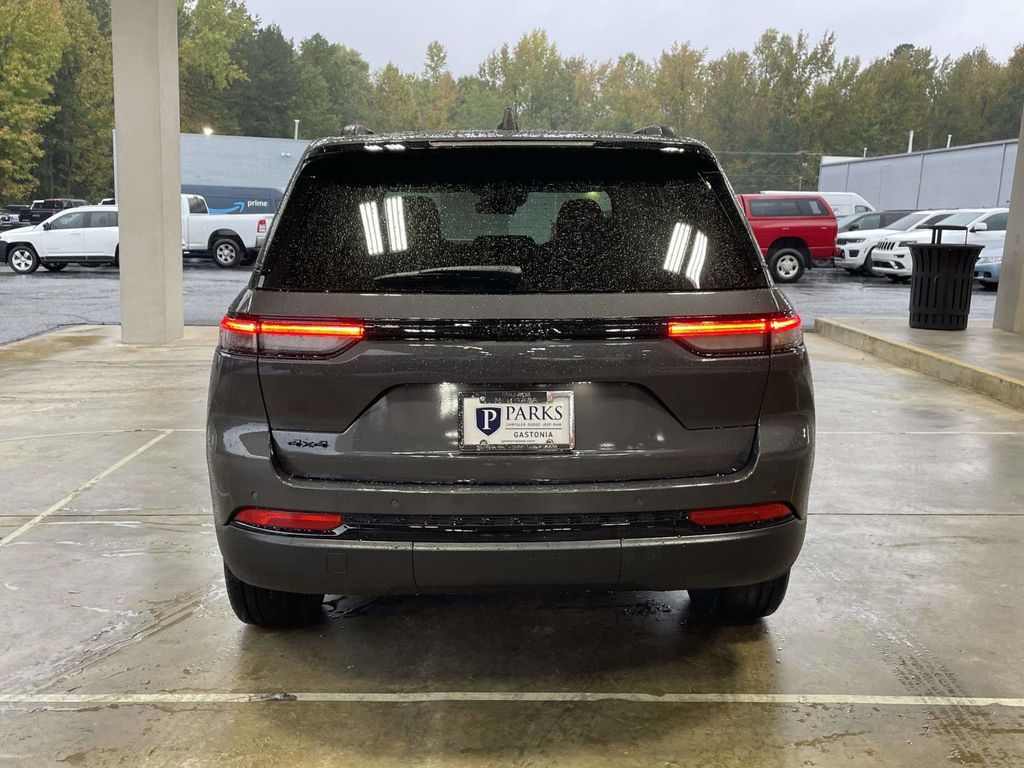 2025 Jeep Grand Cherokee Laredo Altitude photo 3