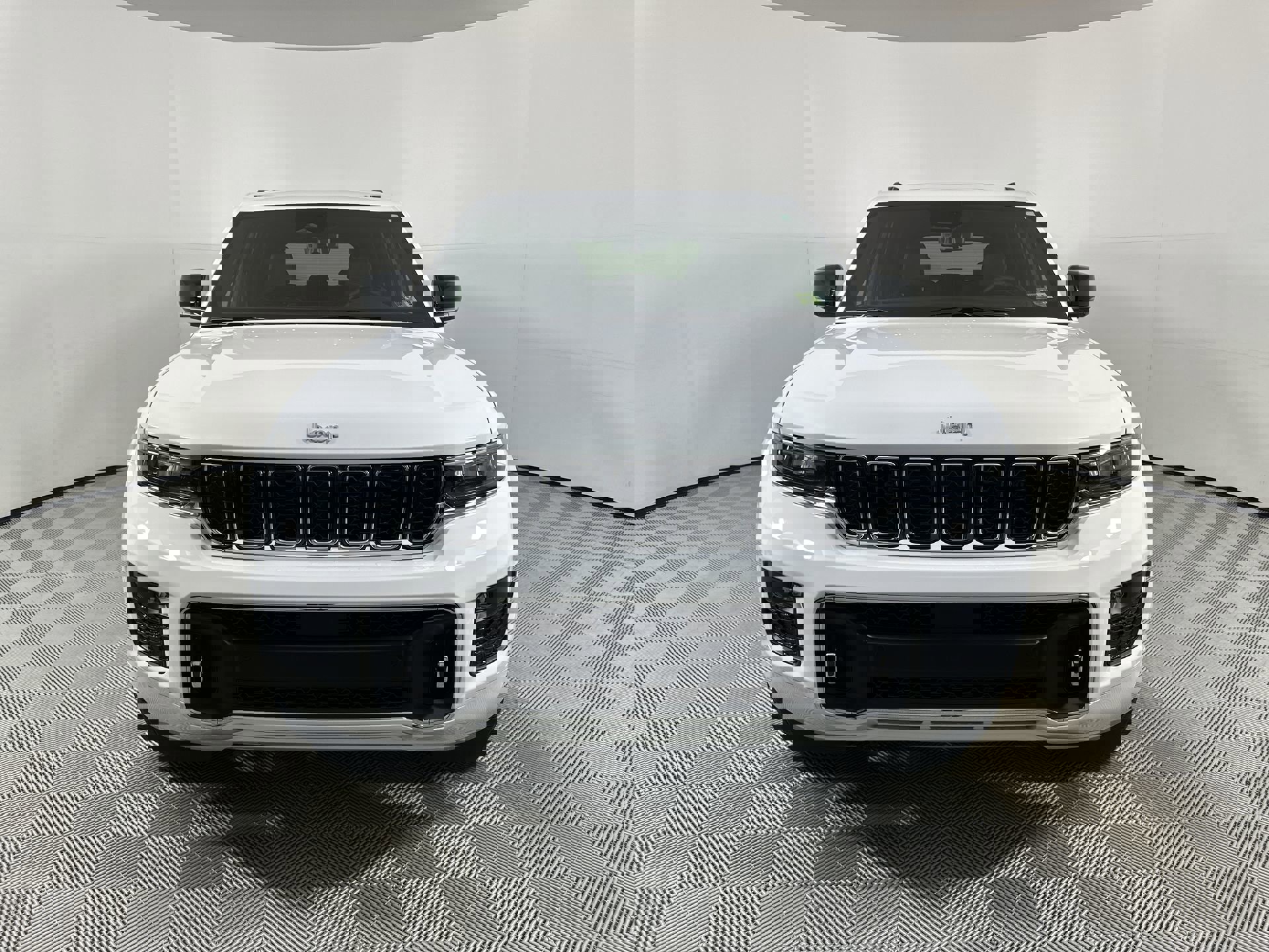 2025 Jeep Grand Cherokee Overland photo 3