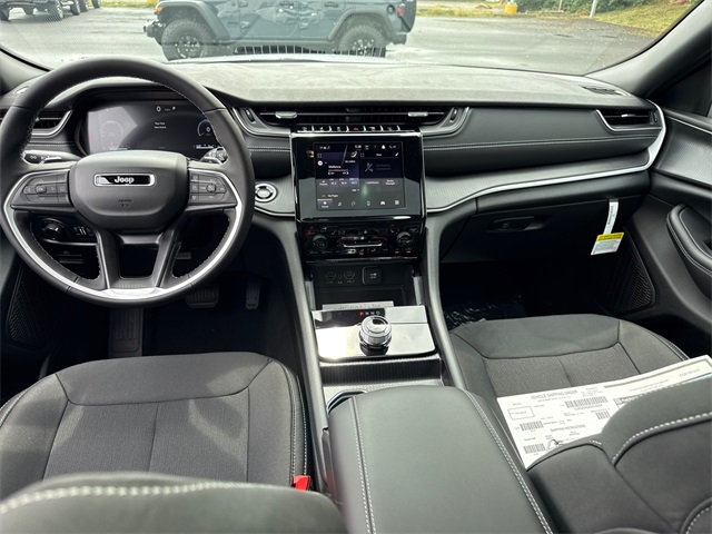 2025 Jeep Grand Cherokee Laredo X photo 2