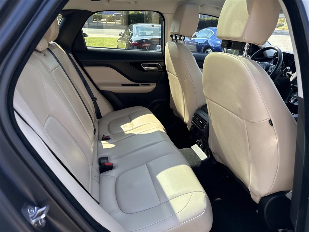 2020 Jaguar F-PACE Premium photo 14