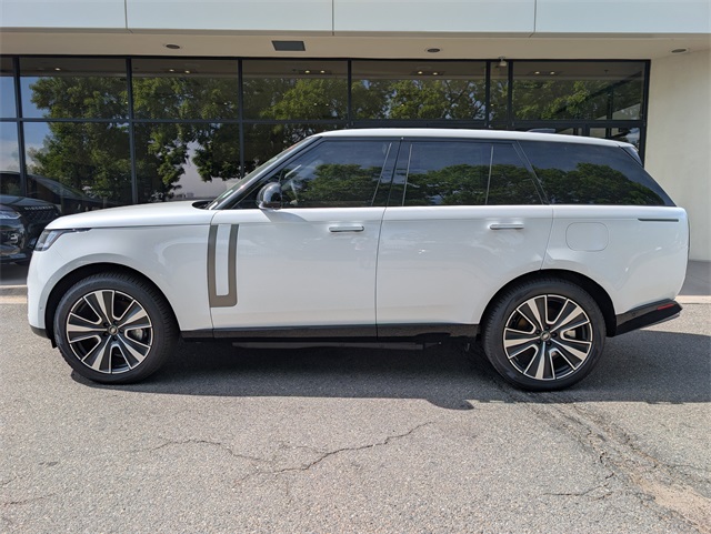 2025 Land Rover Range Rover SE photo 3