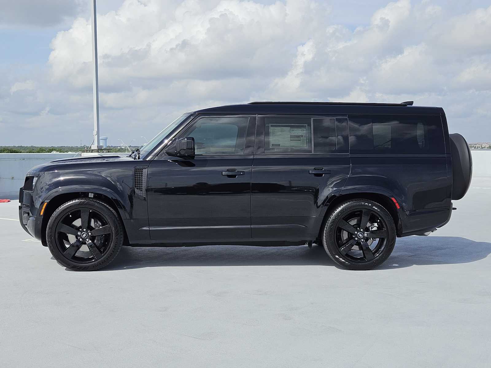 2025 Land Rover Defender 130 X-Dynamic SE photo 4