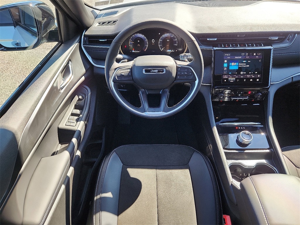 2025 Jeep Grand Cherokee Altitude photo 3
