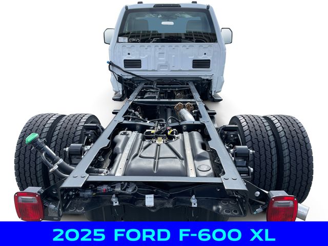 2025 Ford F-600 photo 4