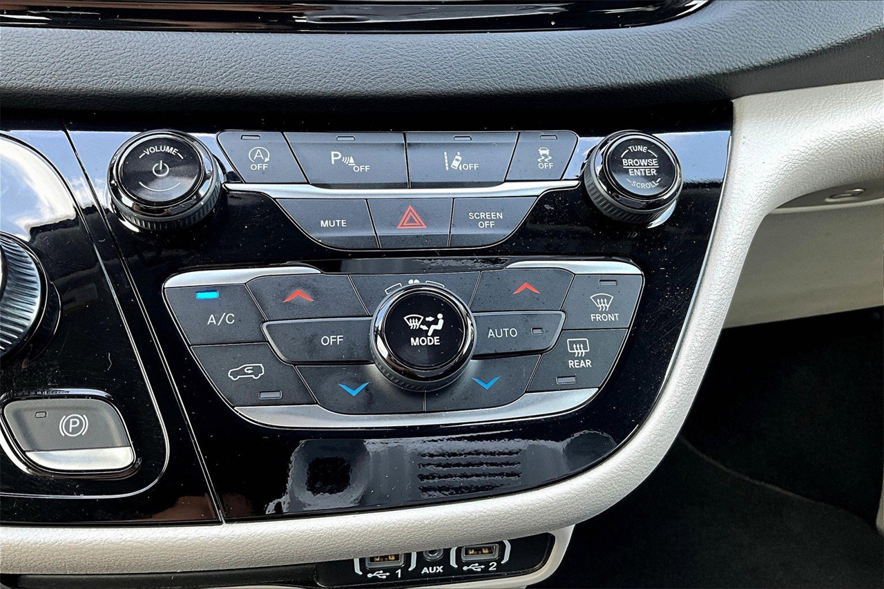 2024 Chrysler Pacifica Touring L photo 16