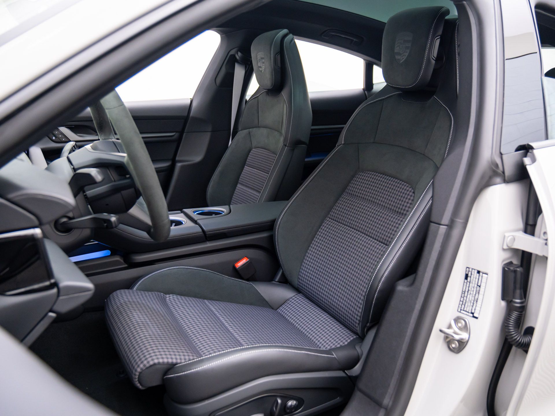 2025 Porsche Taycan 4 photo 4