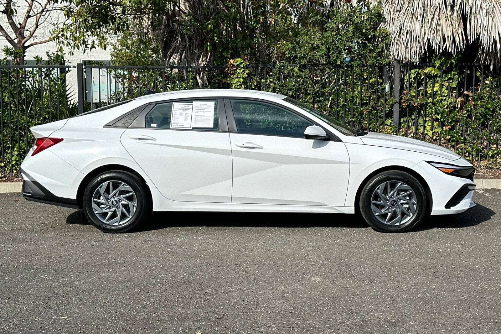 2024 Hyundai Elantra Hybrid Blue photo 2