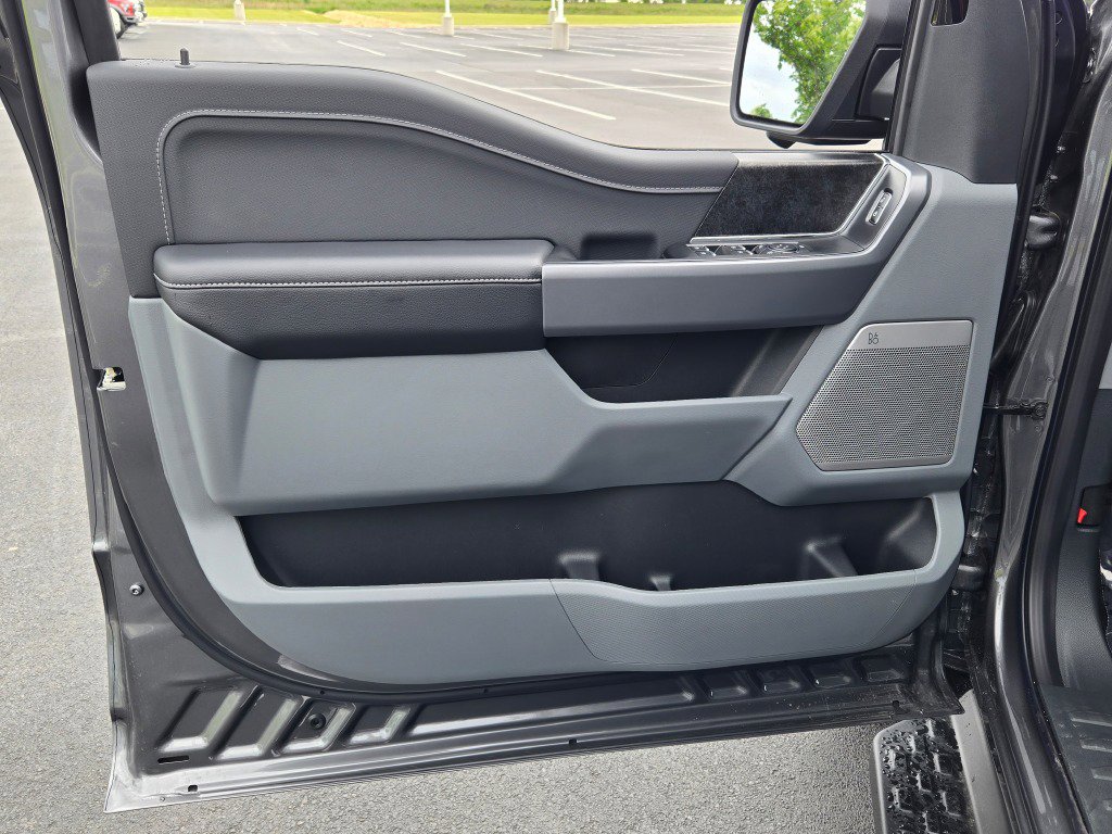 2025 Ford F-150 Lightning photo 6