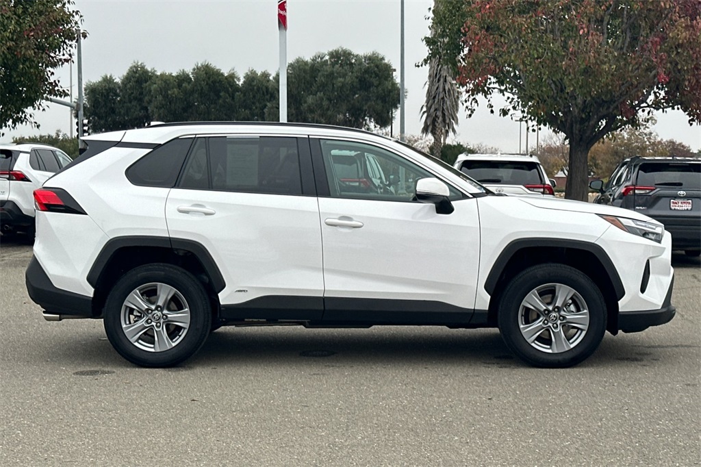 2025 Toyota RAV4 Hybrid XLE photo 2
