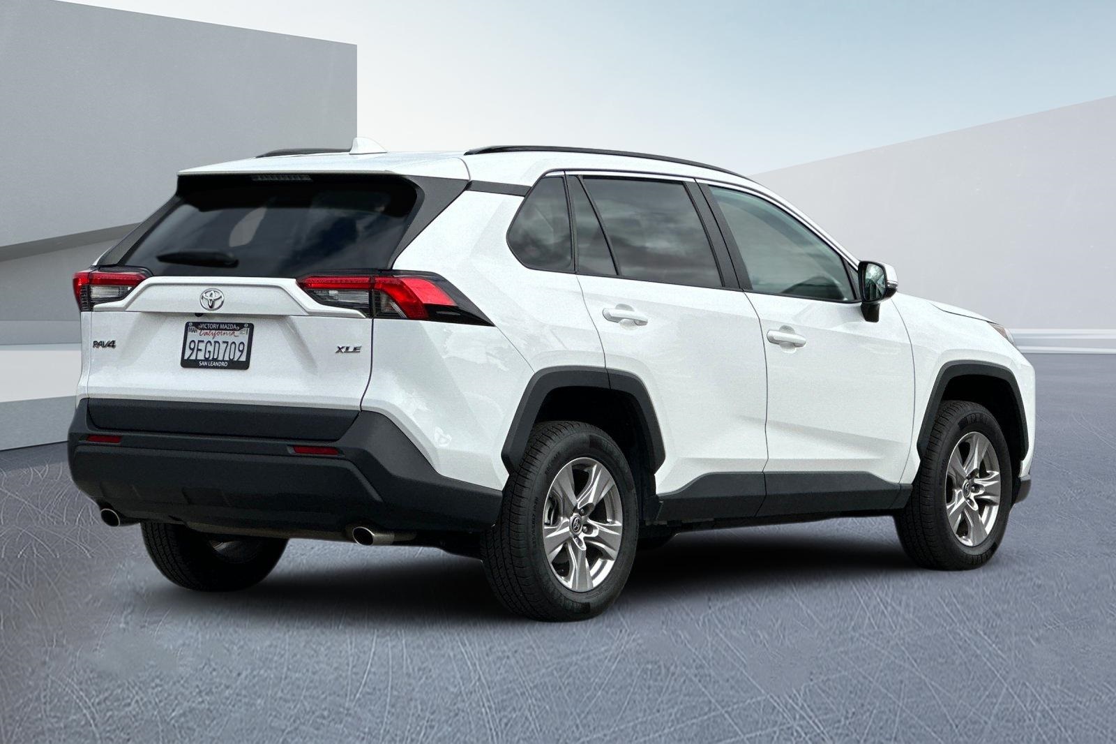2023 Toyota RAV4 XLE photo 2