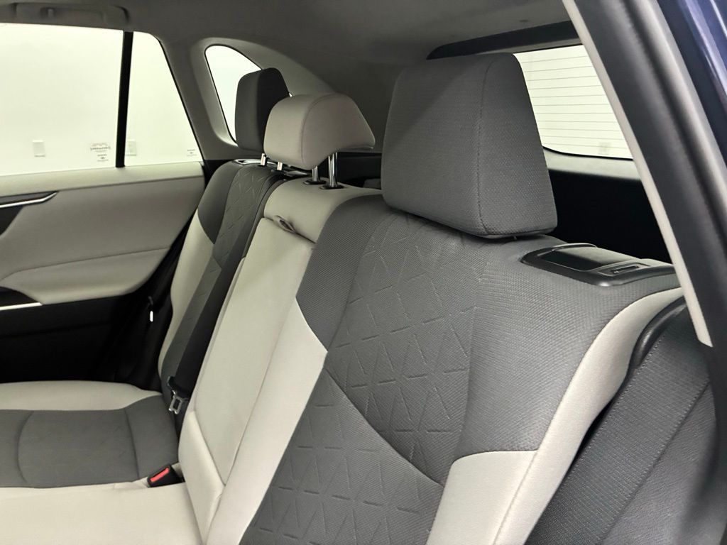 2020 Toyota RAV4 XLE photo 16