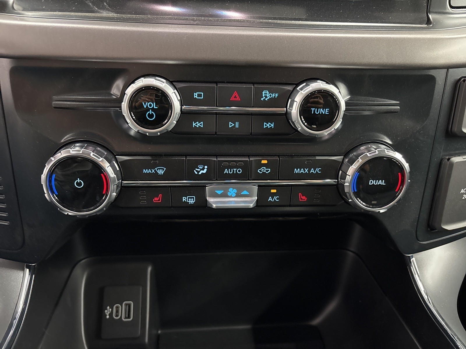 2025 Ford F-150 Lightning XLT photo 17