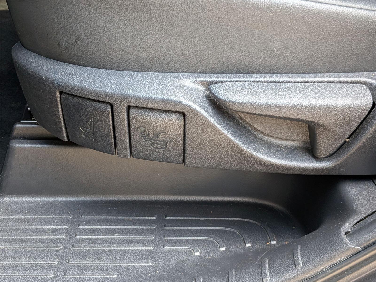 2022 Toyota Highlander XLE photo 25