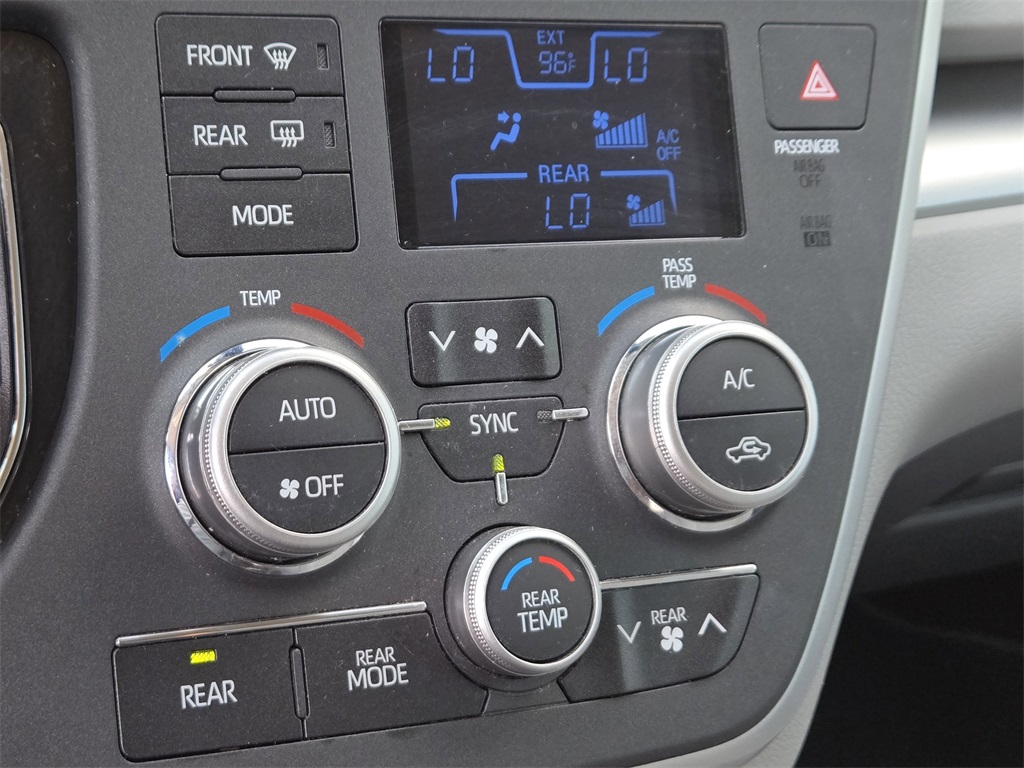 2020 Toyota Sienna LE photo 20