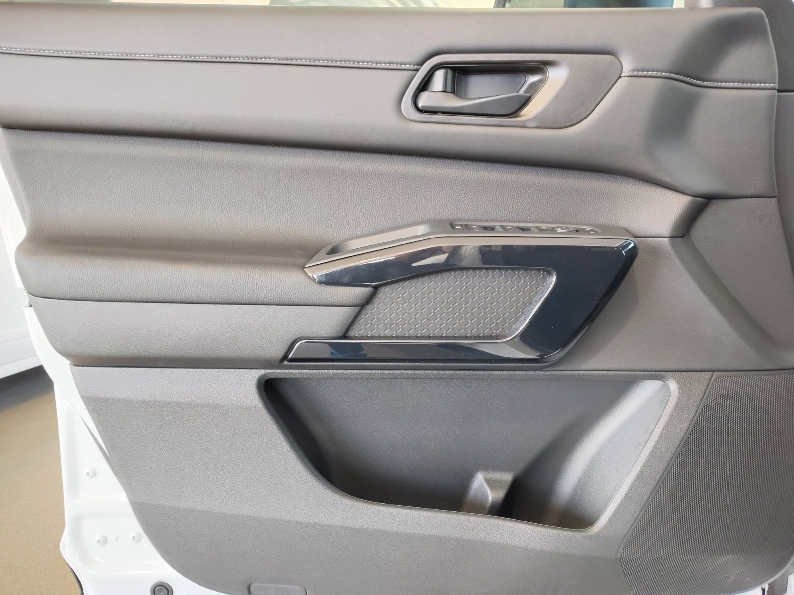 2025 Nissan Pathfinder SV photo 25