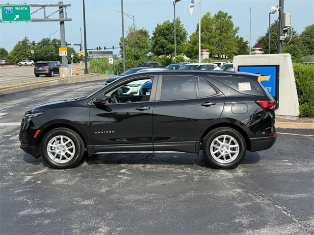 2022 Chevrolet Equinox LS photo 2