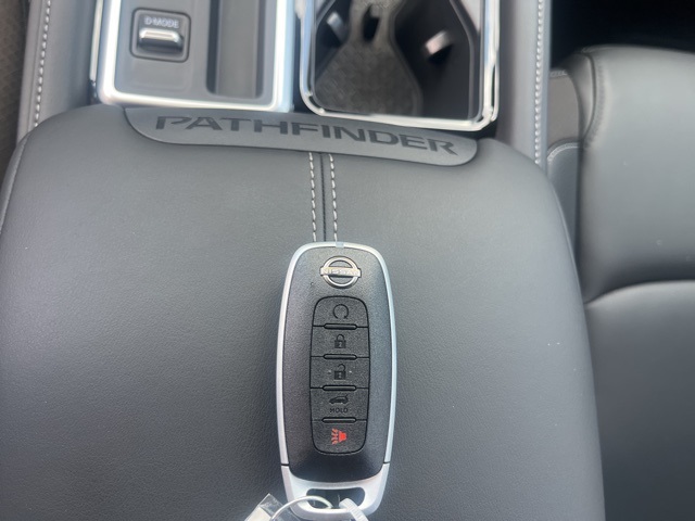2025 Nissan Pathfinder SL photo 17