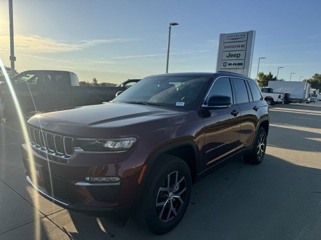 2025 Jeep Grand Cherokee Limited photo 3
