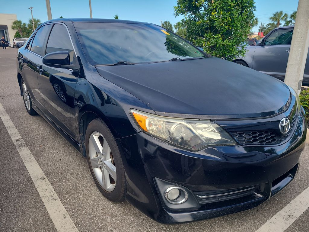 2014 Toyota Camry SE photo 4