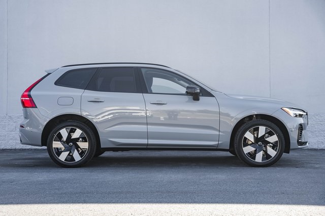 2025 Volvo XC60 Hybrid T8 Plus photo 3