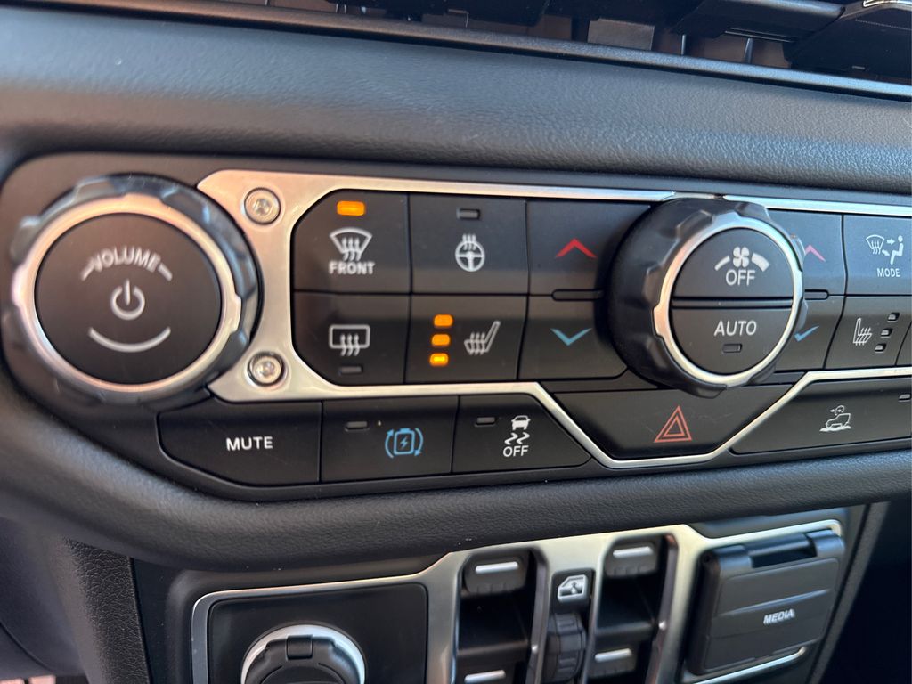 2024 Jeep Wrangler Sahara 4xe photo 21