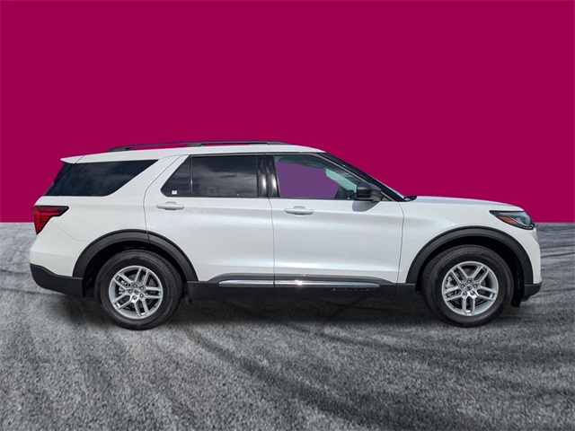 2025 Ford Explorer photo 2