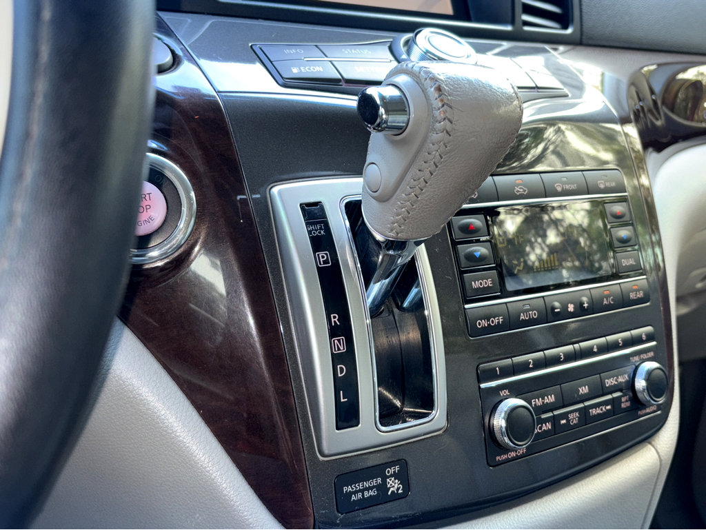 2015 Nissan Quest SL photo 18