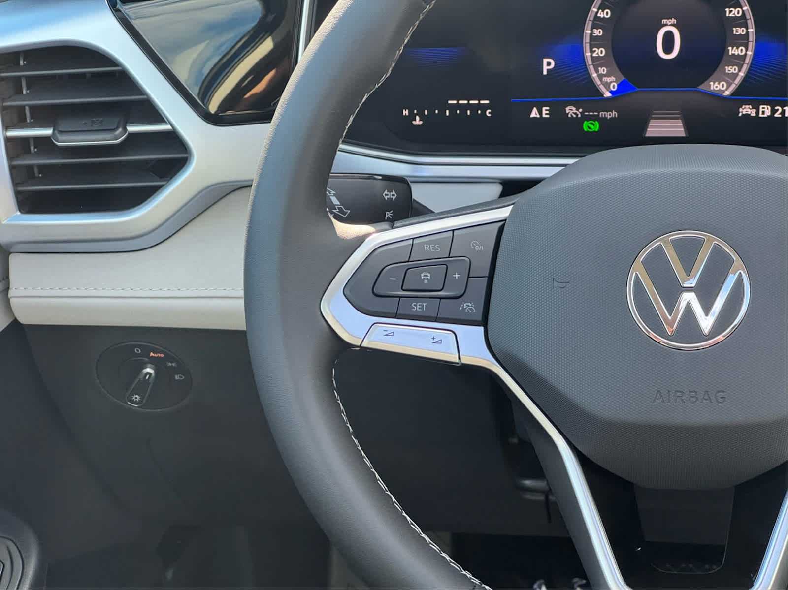 2025 Volkswagen Taos SE photo 32