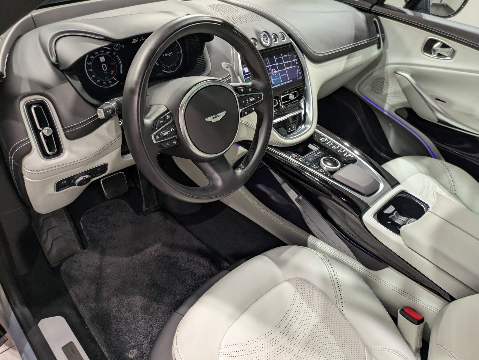 2024 Aston Martin DBX photo 3