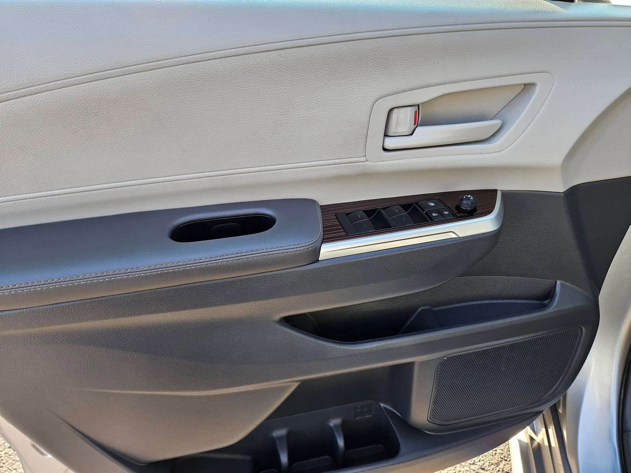 2023 Toyota Sienna LE photo 12