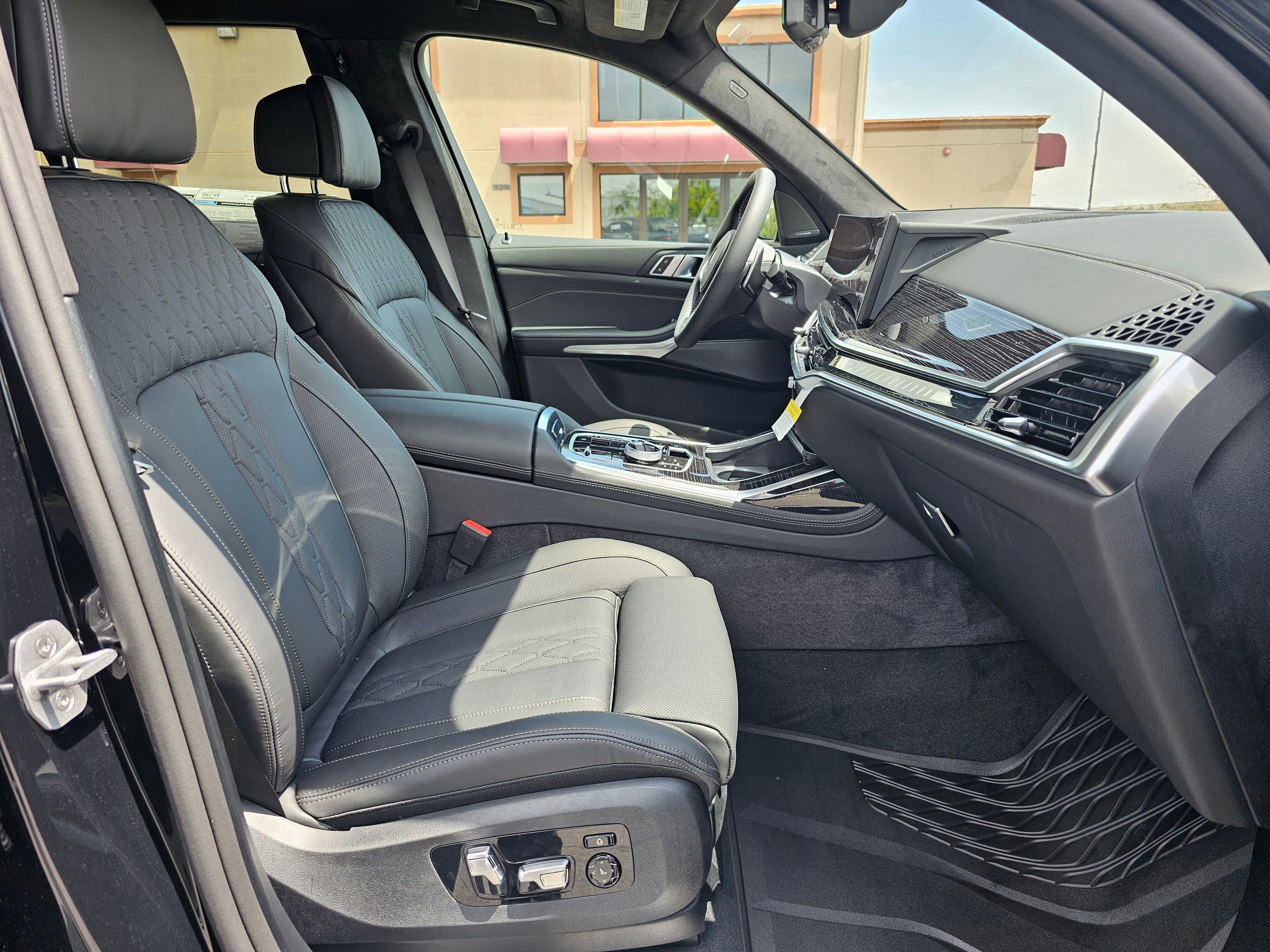 New 2026 Black Sapphire Metallic BMW M60i image 15