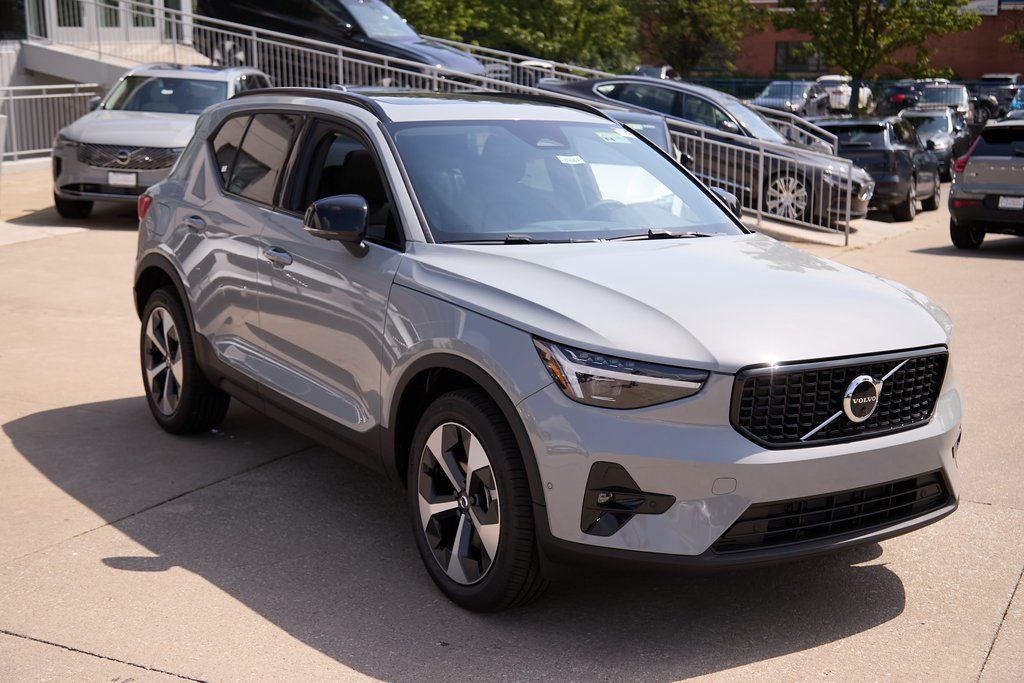 2026 VOLVO XC40 - Image 3
