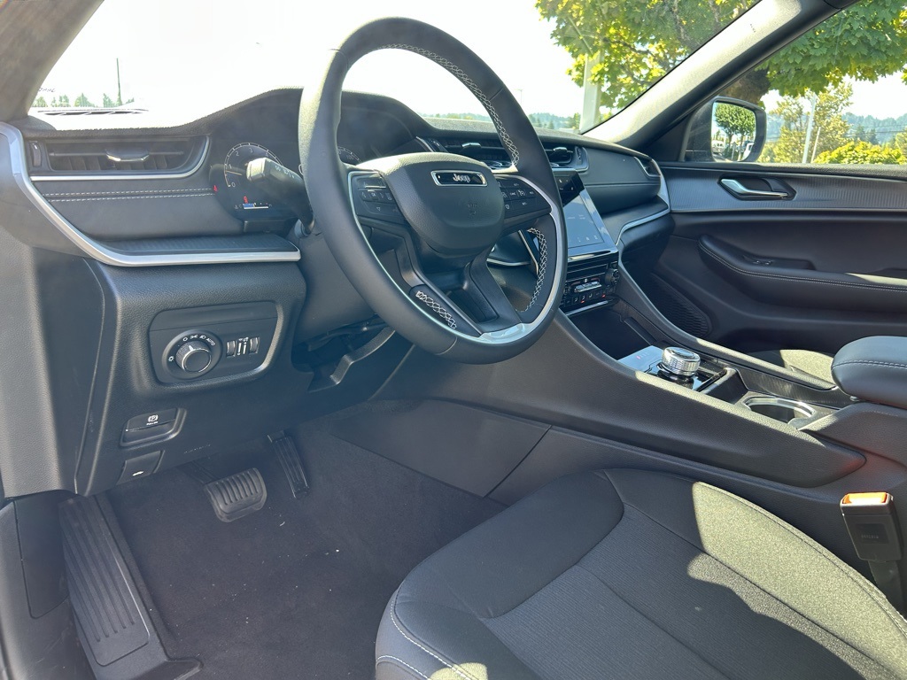 2025 Jeep Grand Cherokee Laredo X photo 12
