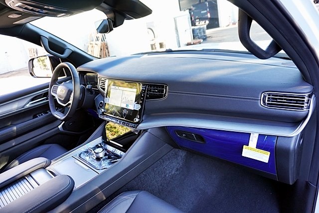 New 2025 Bright White Clear-Coat Exterior Paint Jeep Series II image 12