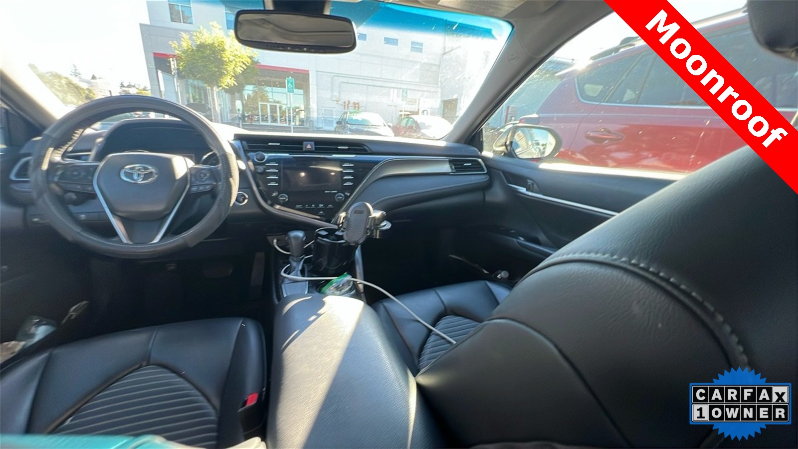 2019 Toyota Camry SE photo 3