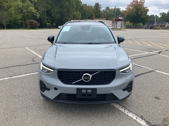 2024 Volvo XC40 Plus photo 2