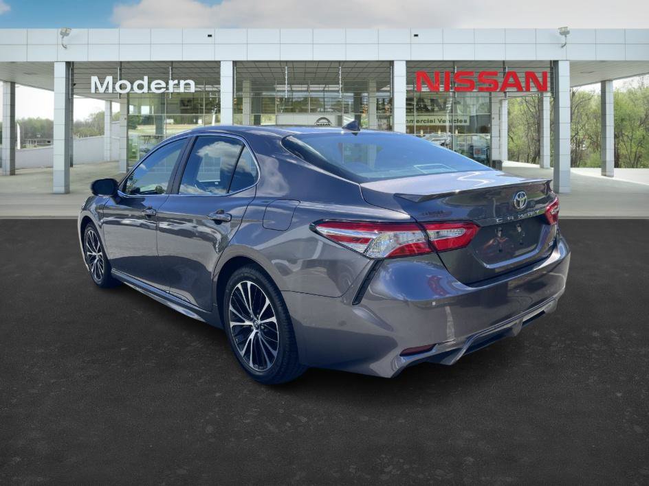 2020 Toyota Camry SE photo 3