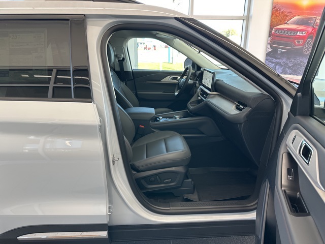 2025 Ford Explorer photo 25