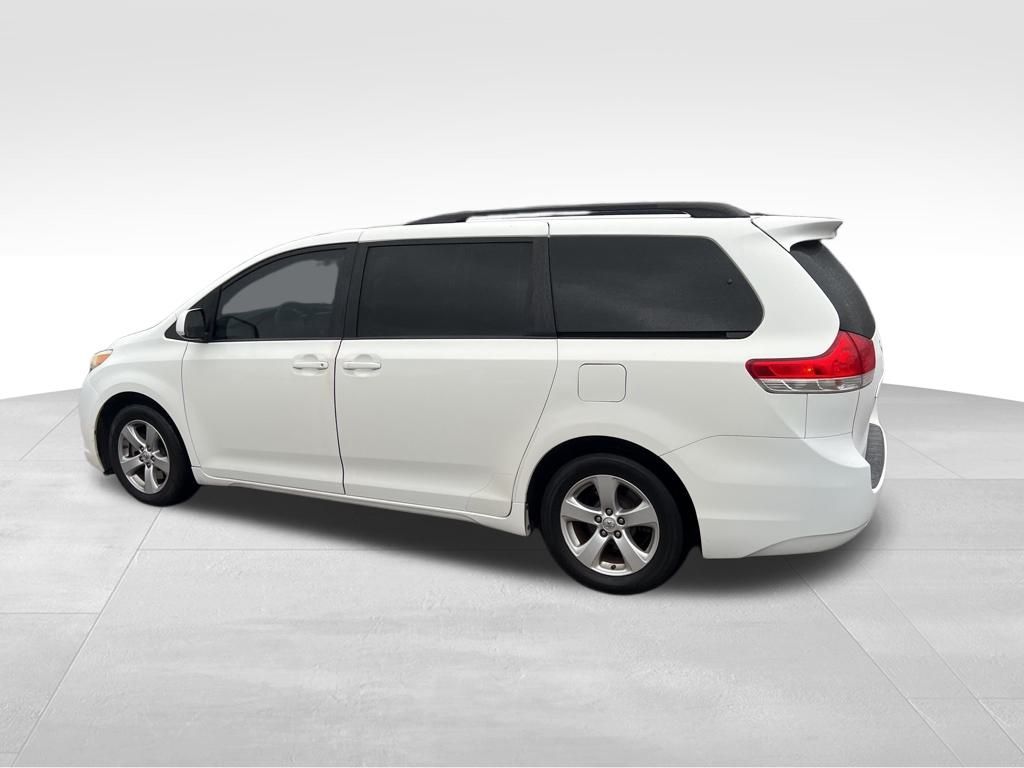 2014 Toyota Sienna LE photo 2