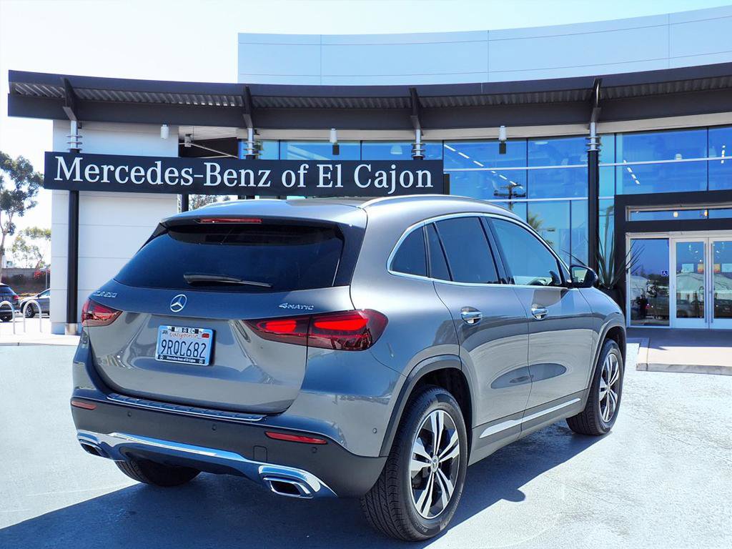 2025 Mercedes Benz GLA 250 4MATIC photo 3
